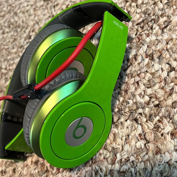 Beats Solo headphones - lime green - Picture 3 of 8